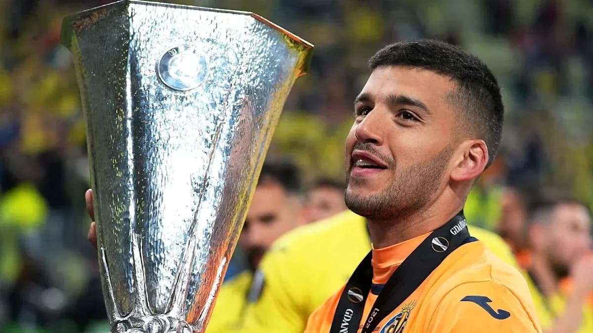 Jugador sosteniendo el trofeo de la UEFA Europa League