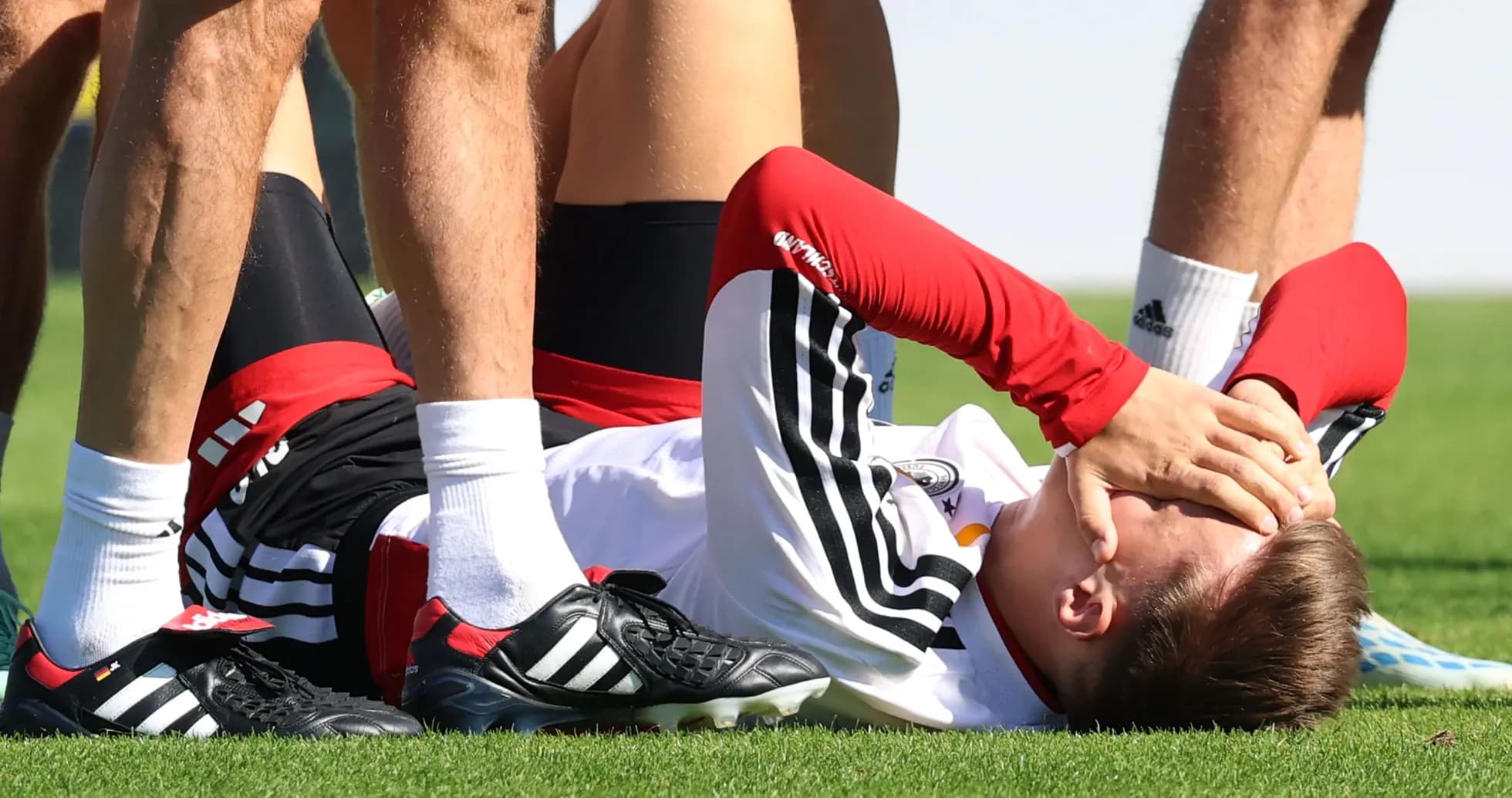 Jugador en el suelo durante sesión de entrenamiento