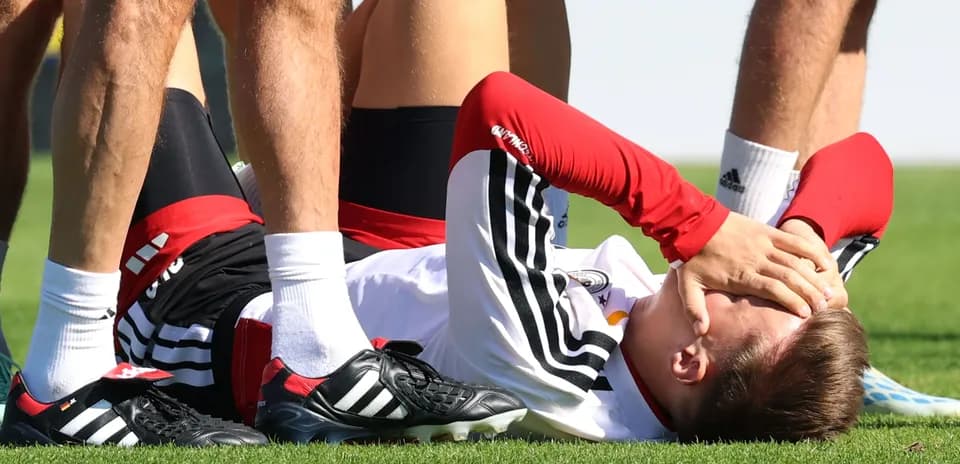 Jugador en el suelo durante sesión de entrenamiento