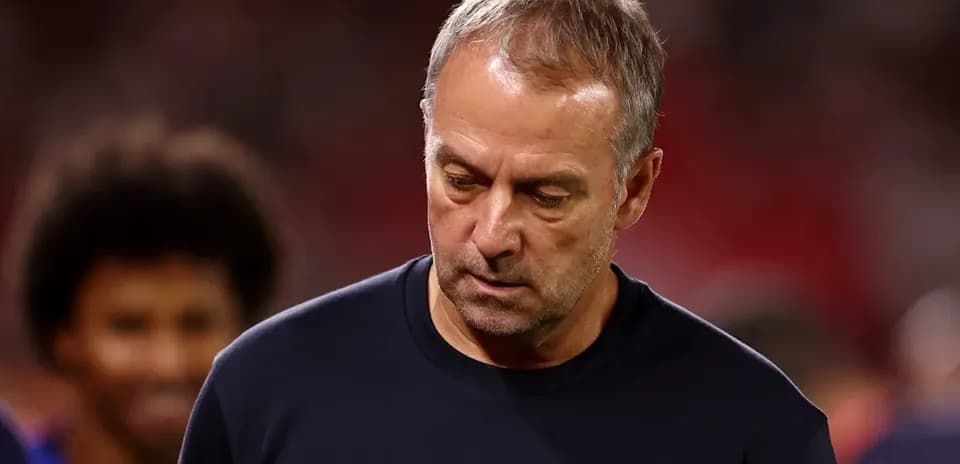 Entrenador caminando por el campo después del partido