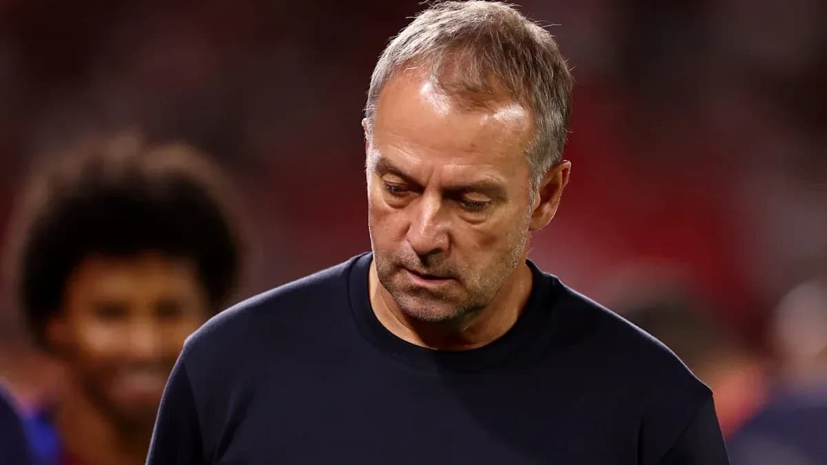 Entrenador caminando por el campo después del partido