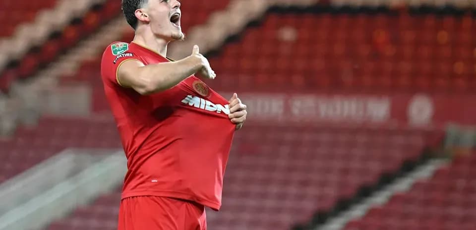 Jugador celebrando mientras levanta su camiseta