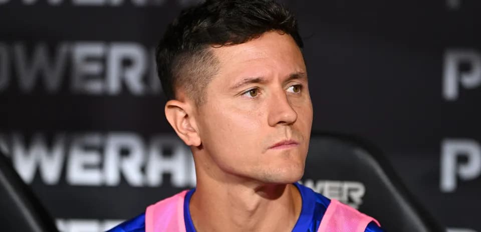 Jugador sentado en el banquillo durante el partido
