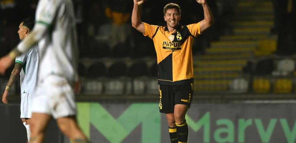 Jugador celebra un gol en el partido
