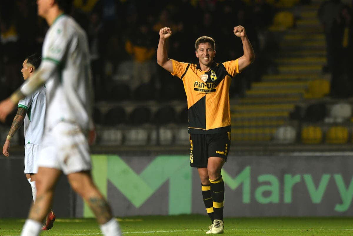 Jugador celebra un gol en el partido