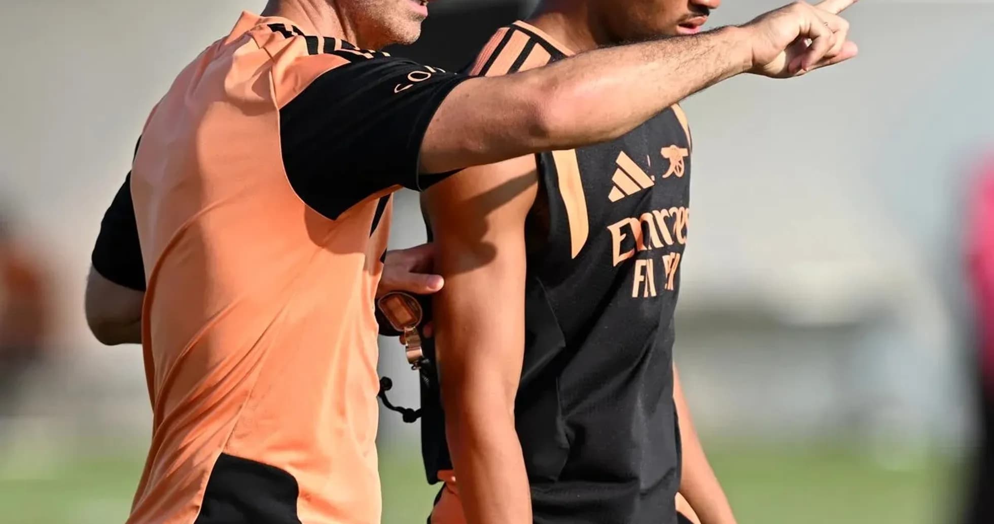 Entrenador hablando con jugador durante sesión de entrenamiento