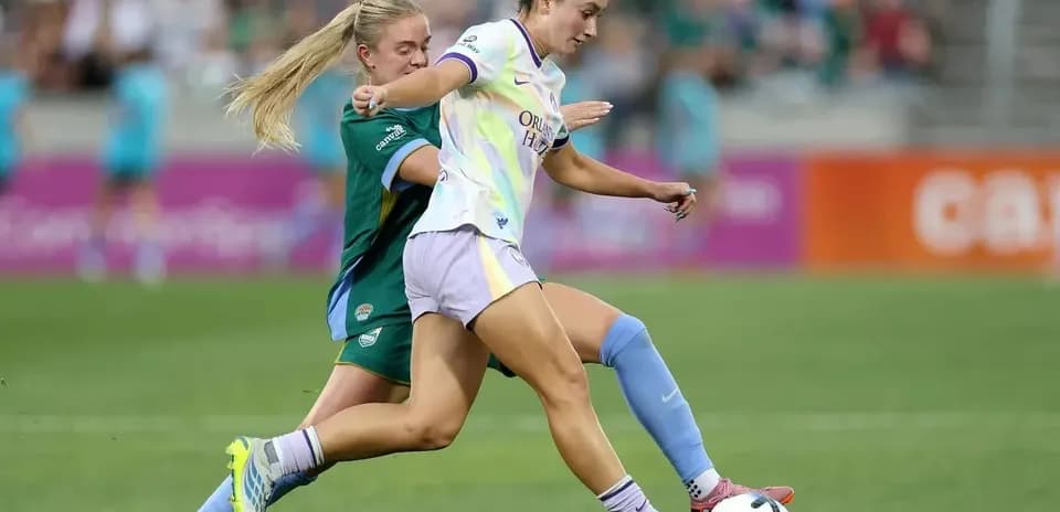 Jugadora de Orlando Pride en acción durante el partido
