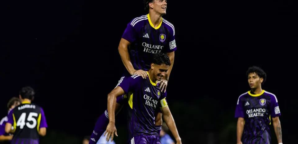 Jugadores de Orlando City II celebrando un gol