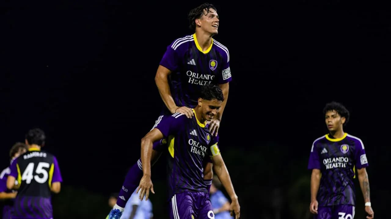 Jugadores de Orlando City II celebrando un gol