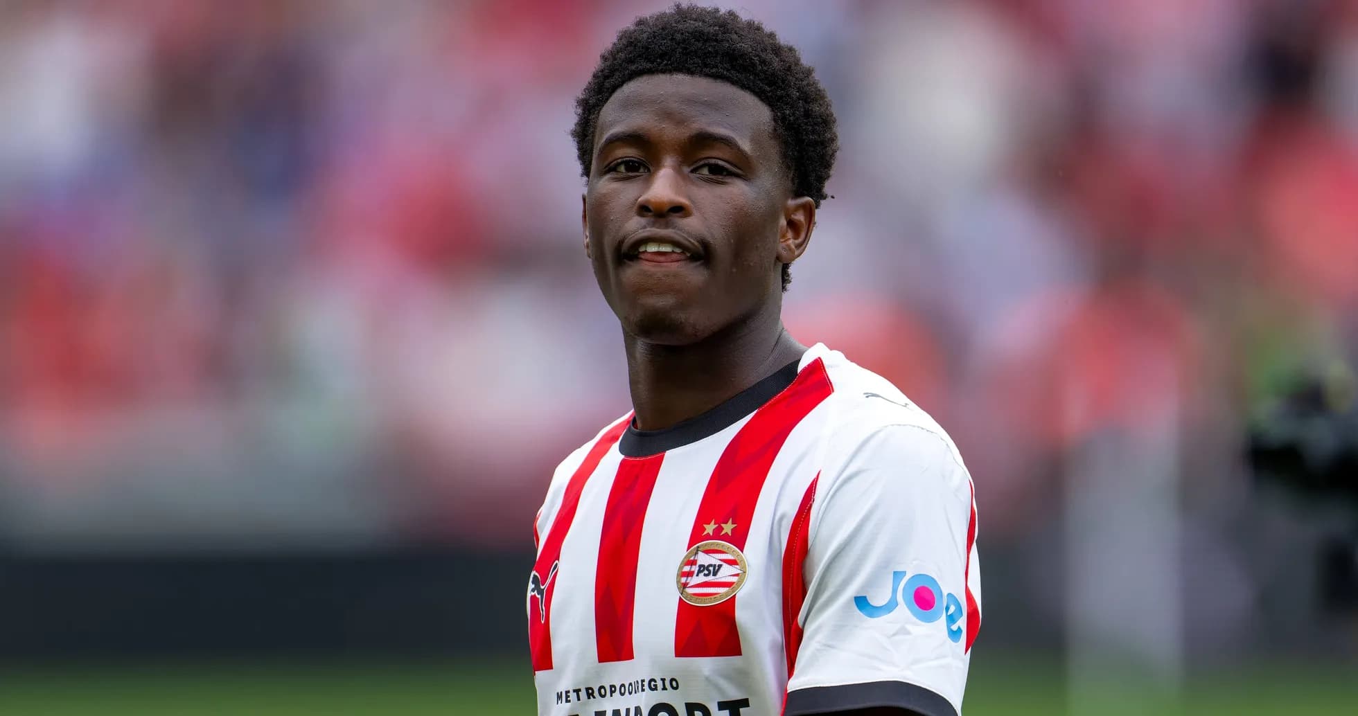 Jugador de PSV posando en el campo de juego