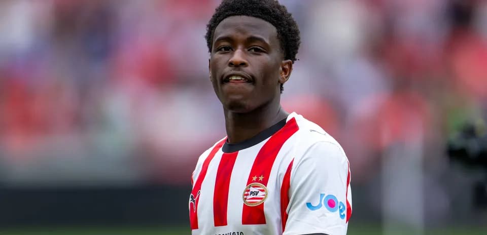 Jugador de PSV posando en el campo de juego
