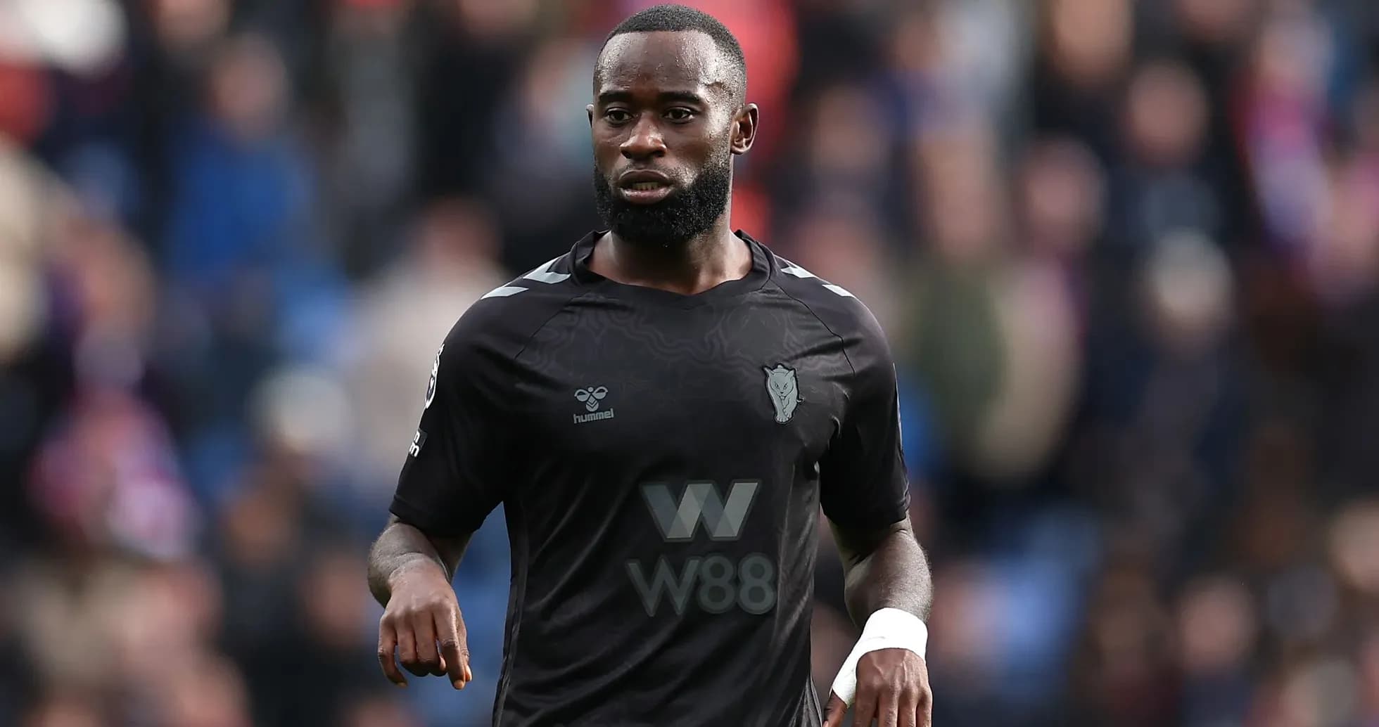 Jugador de fútbol con camiseta negra en el campo