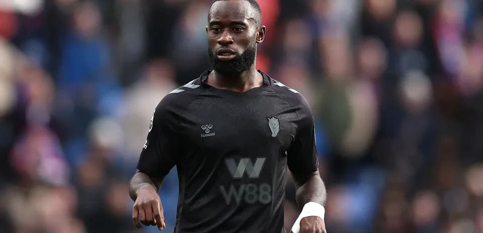 Jugador de fútbol con camiseta negra en el campo