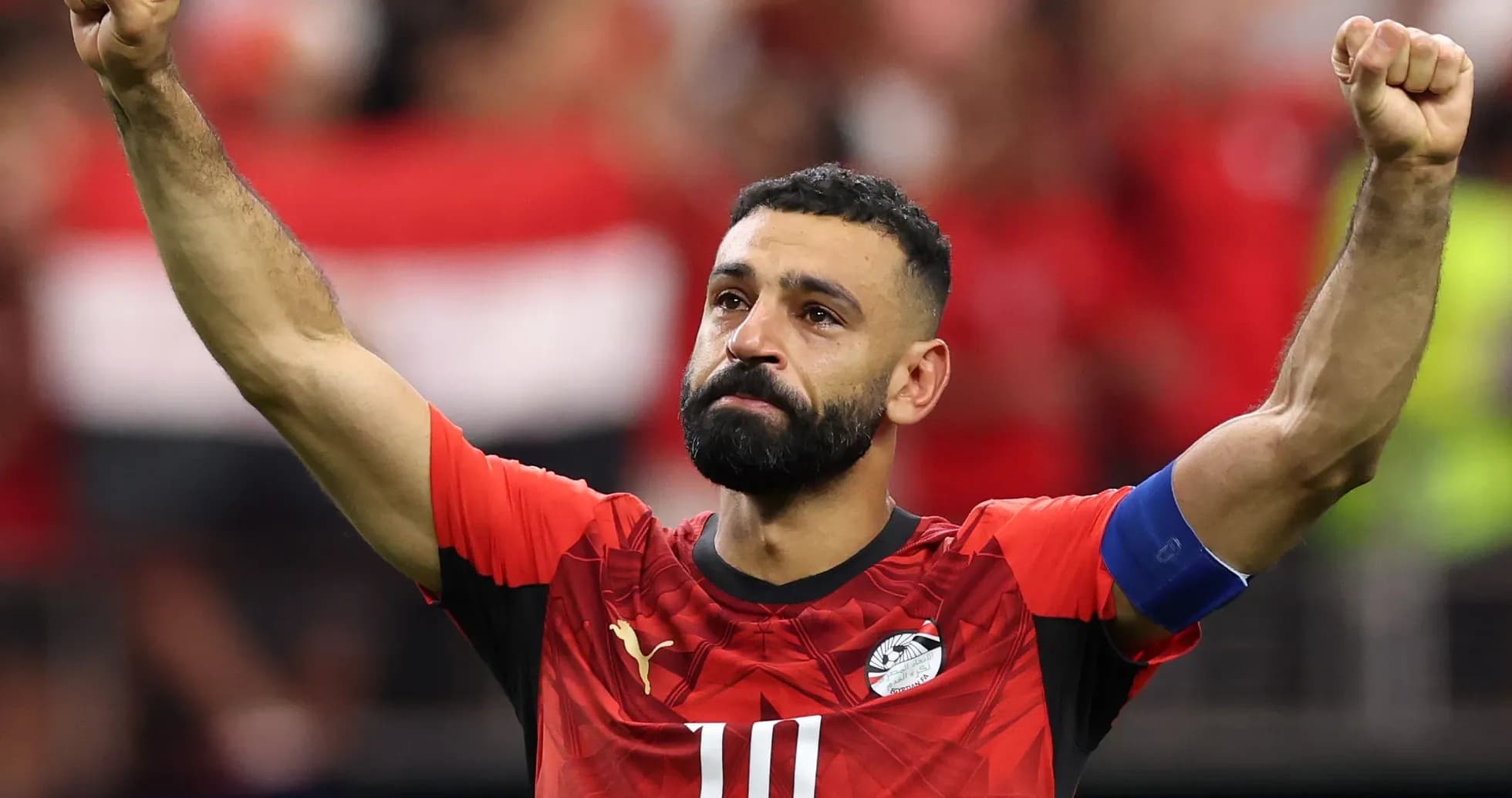 Jugador de Egipto celebrando con el puño en alto