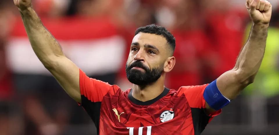Jugador de Egipto celebrando con el puño en alto