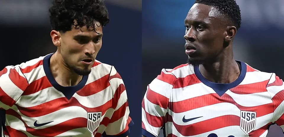 Dos jugadores de Estados Unidos en el campo de fútbol
