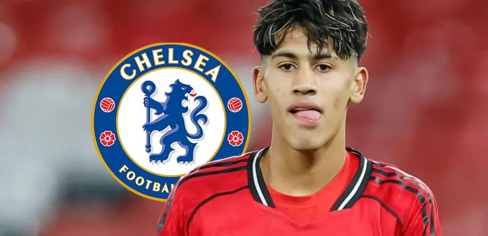Jugador en uniforme de Manchester United con logo de Chelsea
