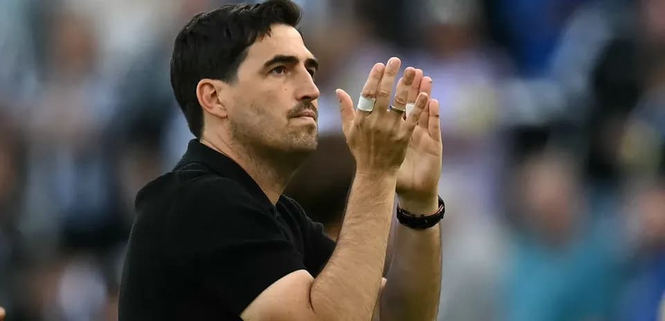 Entrenador aplaudiendo durante un partido