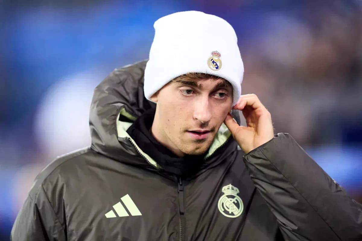 Jugador de Real Madrid con gorro en el campo