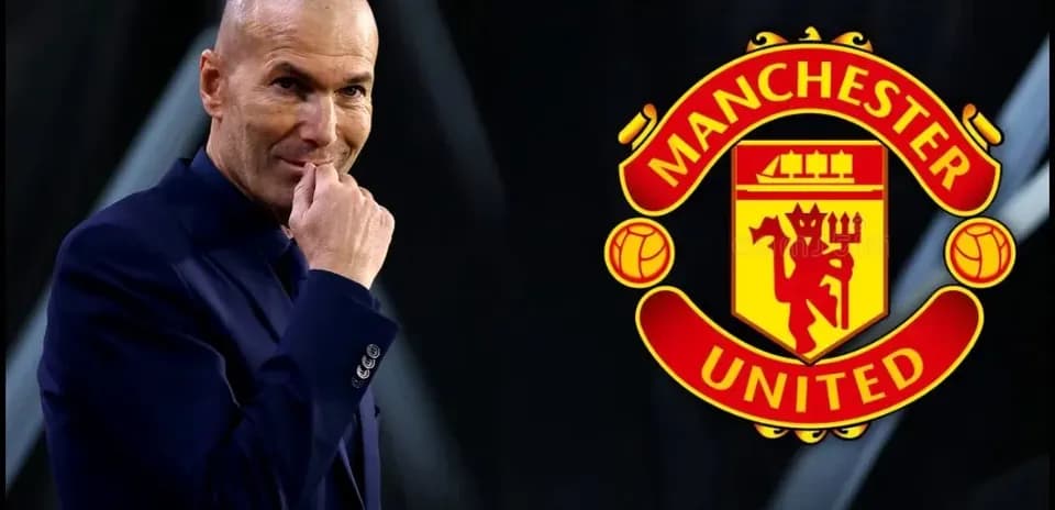 Zinedine Zidane junto al logo de Manchester United