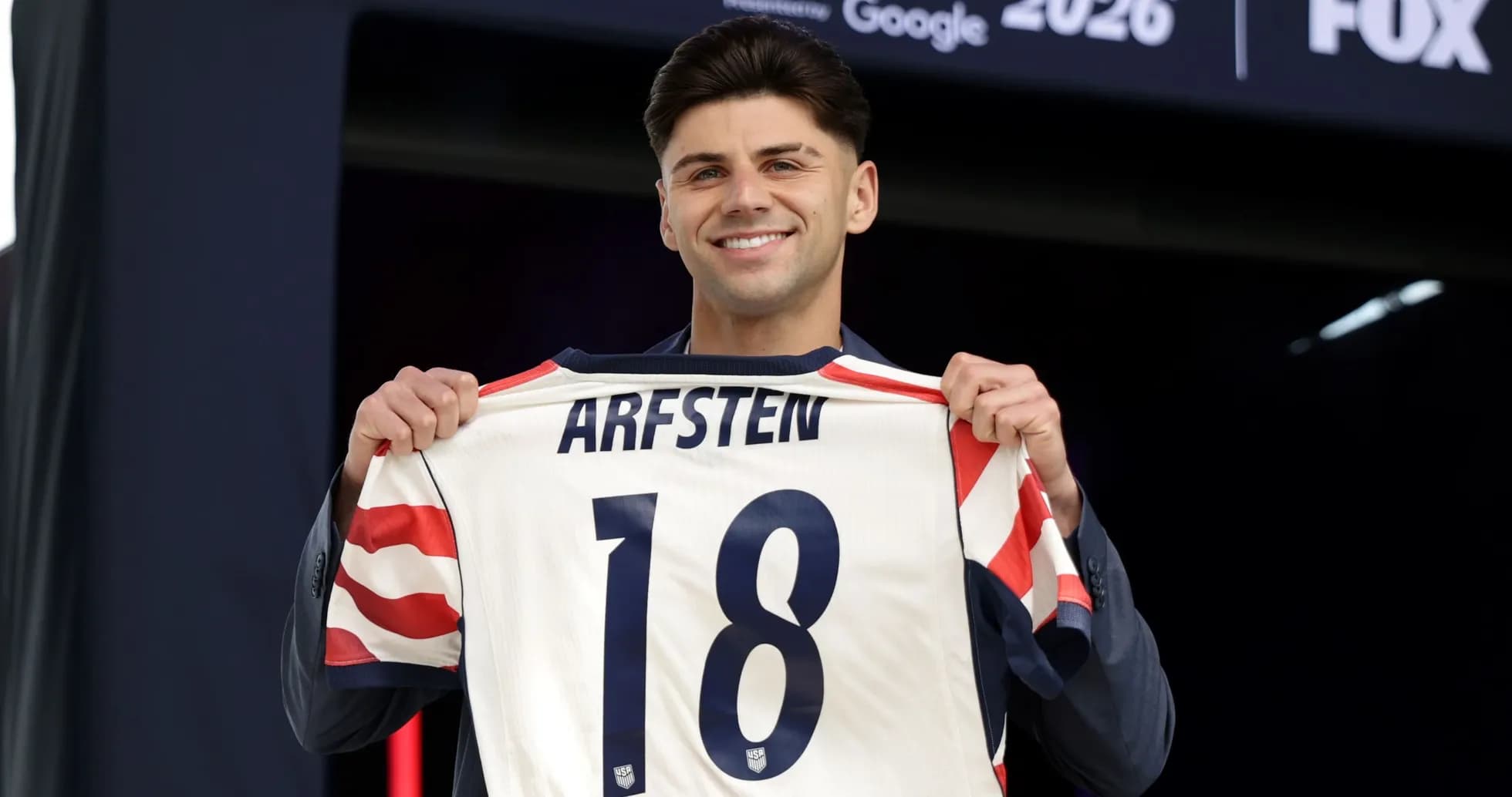 Jugador mostrando camiseta con el nombre ARFSTEN