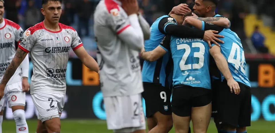 Jugadores de Huachipato celebrando un gol