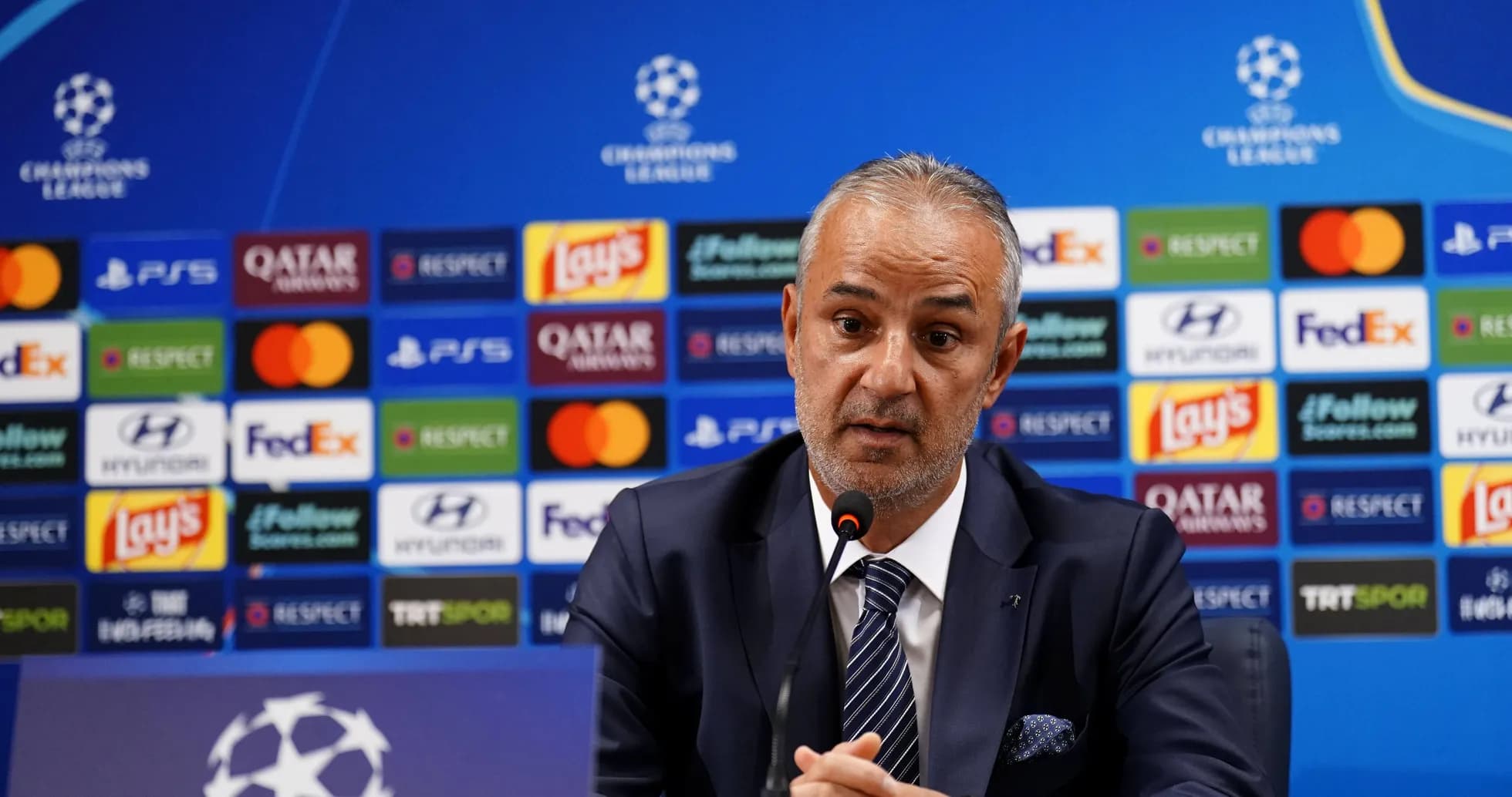 Entrenador hablando en rueda de prensa de la Champions
