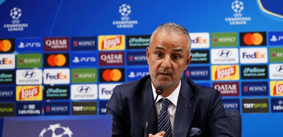 Entrenador hablando en rueda de prensa de la Champions