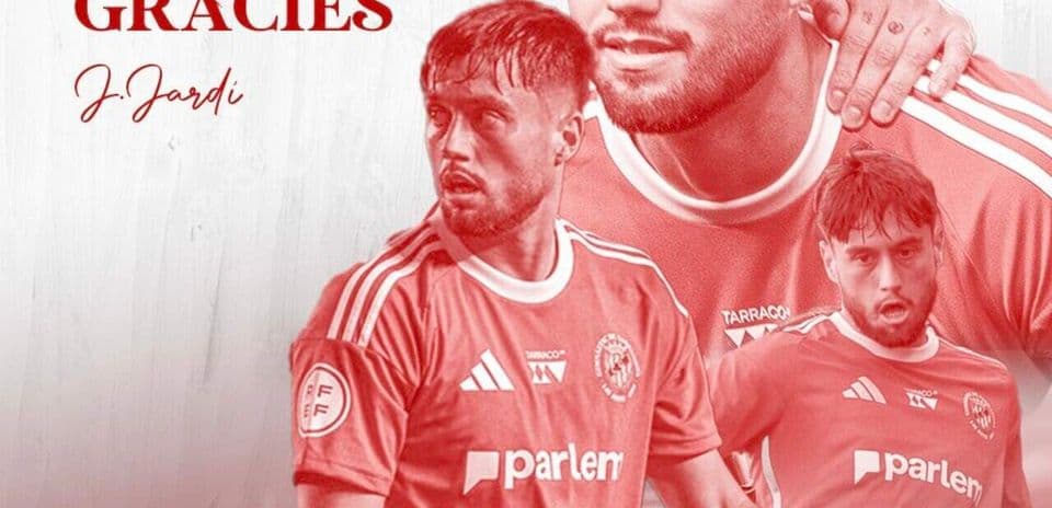 Jugador en camiseta roja con agradecimiento en el fondo