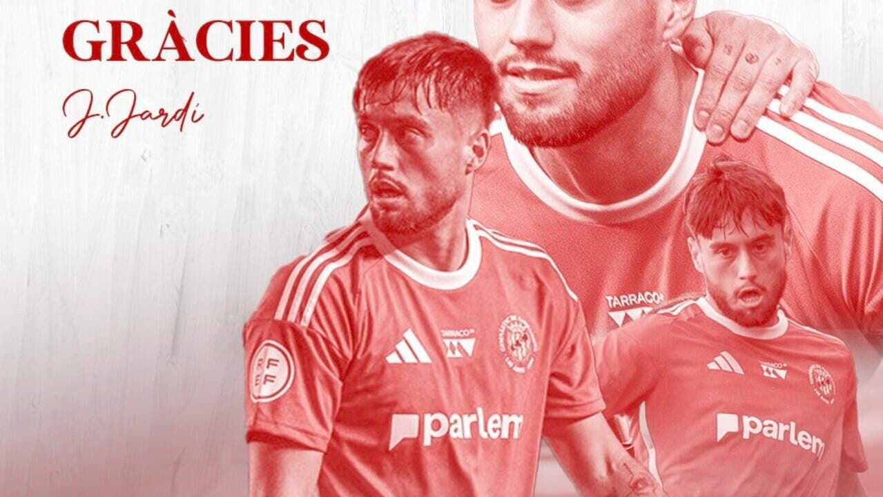 Jugador en camiseta roja con agradecimiento en el fondo