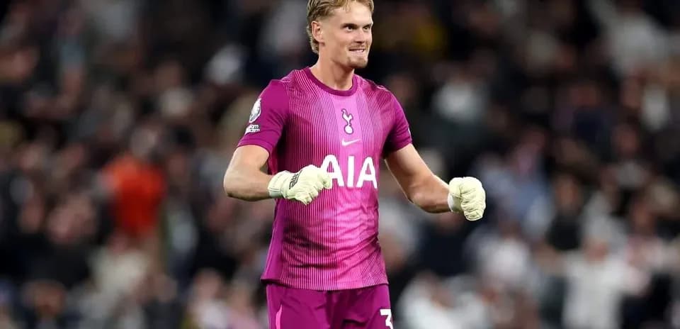 Portero de Tottenham celebrando con guantes en campo