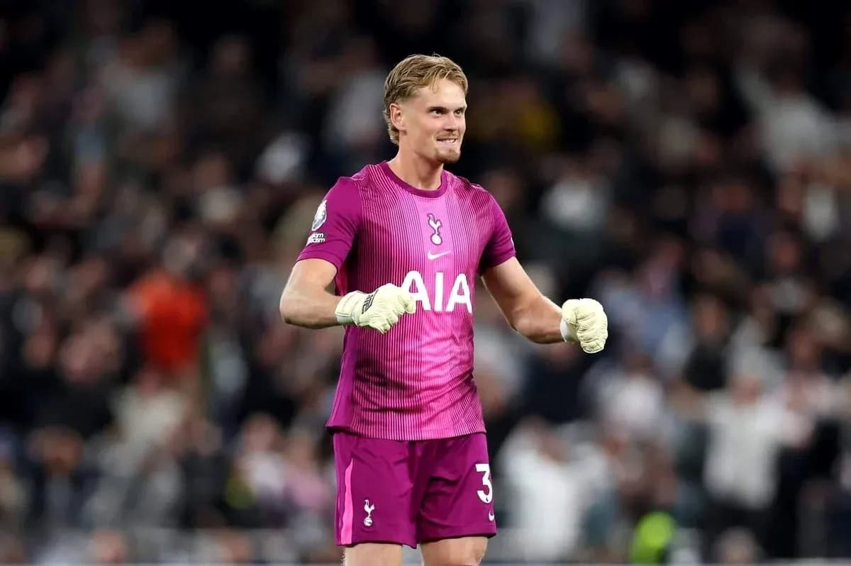 Portero de Tottenham celebrando con guantes en campo