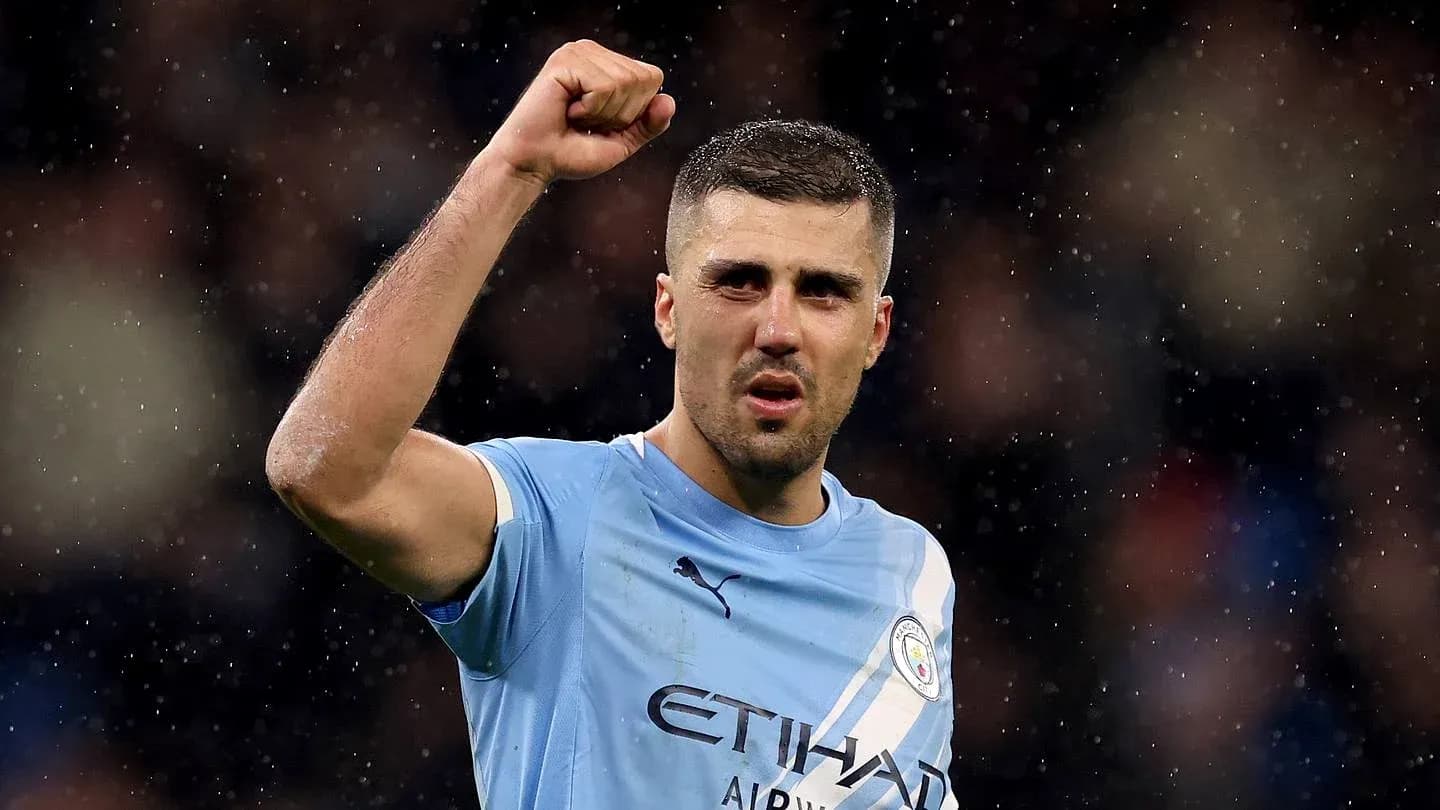 Jugador de Manchester City celebrando con el puño en alto