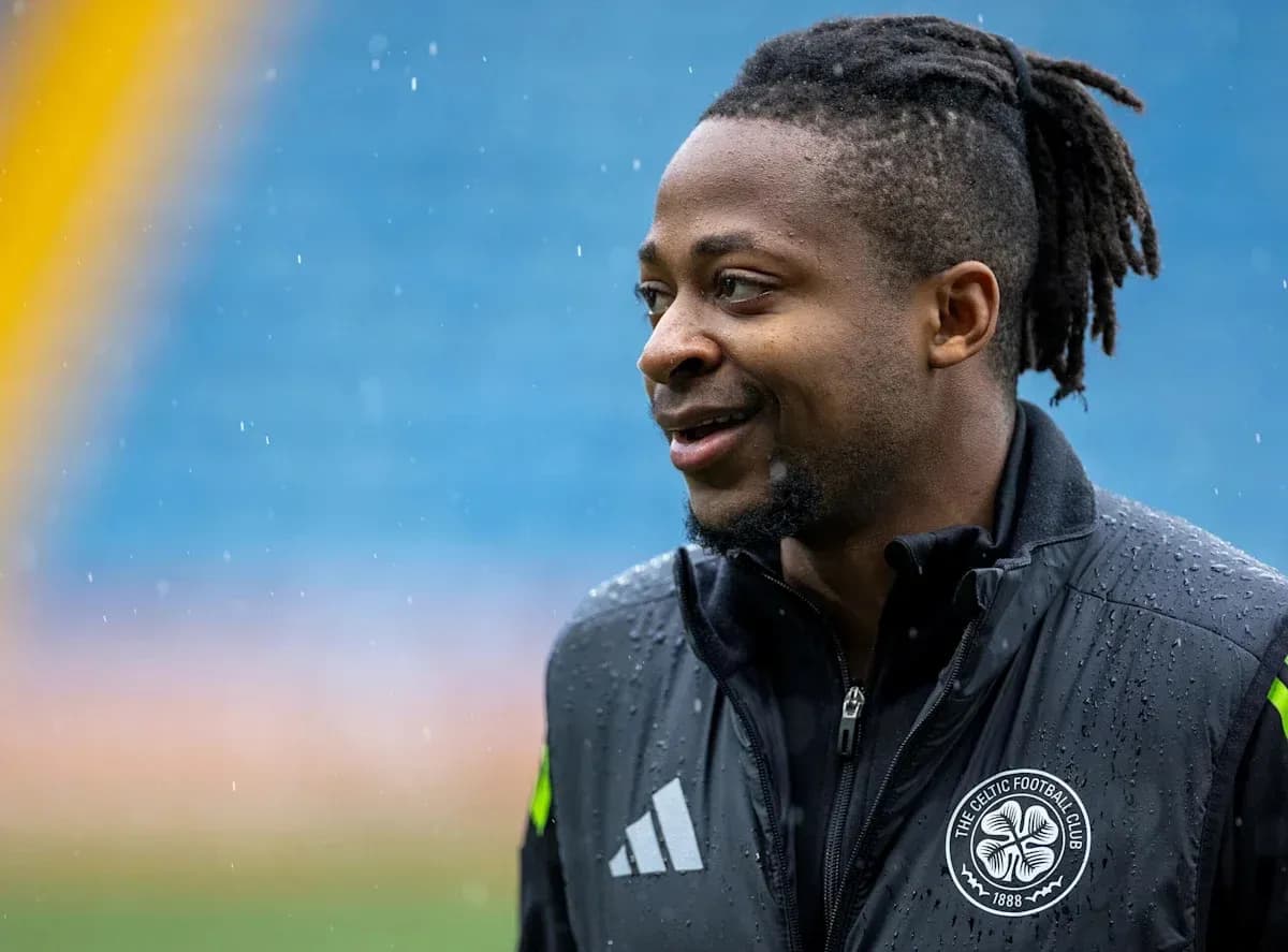 Jugador de fútbol sonriendo bajo la lluvia