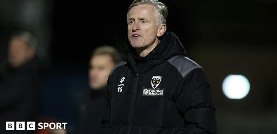 Entrenador de AFC Wimbledon dirigiendo desde la línea