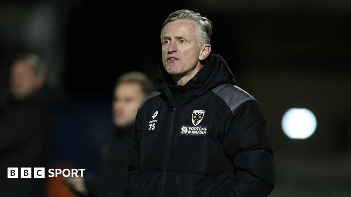 Entrenador de AFC Wimbledon dirigiendo desde la línea