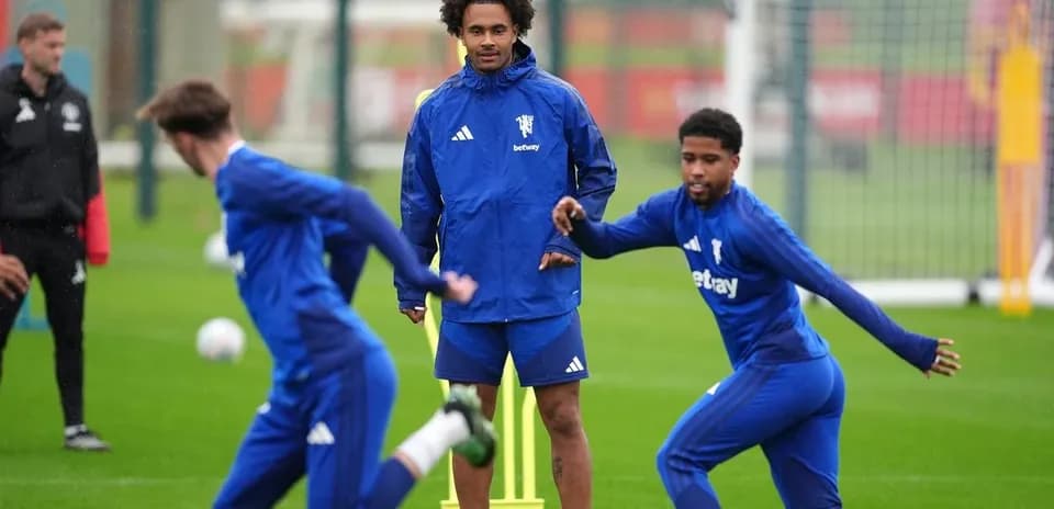 Jugadores entrenando en el campo durante sesión