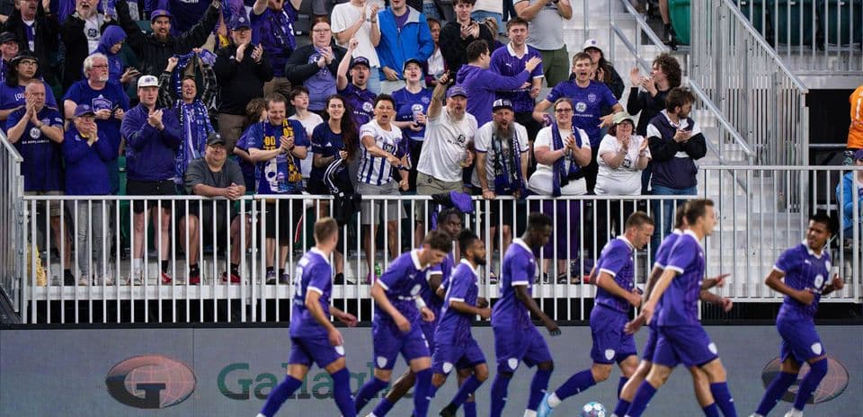 Aficionados de Louisville City animando en el estadio