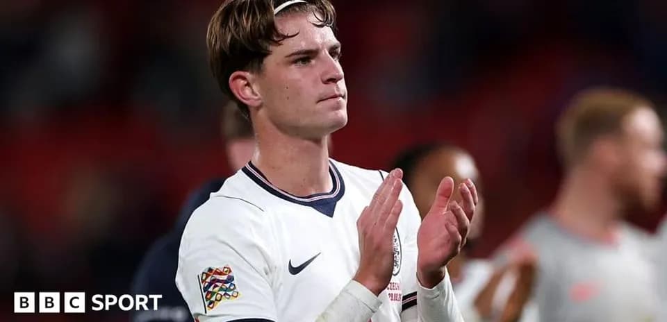 Jugador aplaudiendo tras el partido con camiseta de Inglaterra