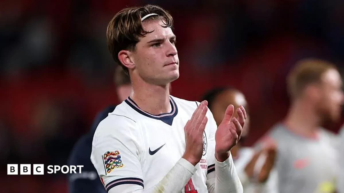 Jugador aplaudiendo tras el partido con camiseta de Inglaterra