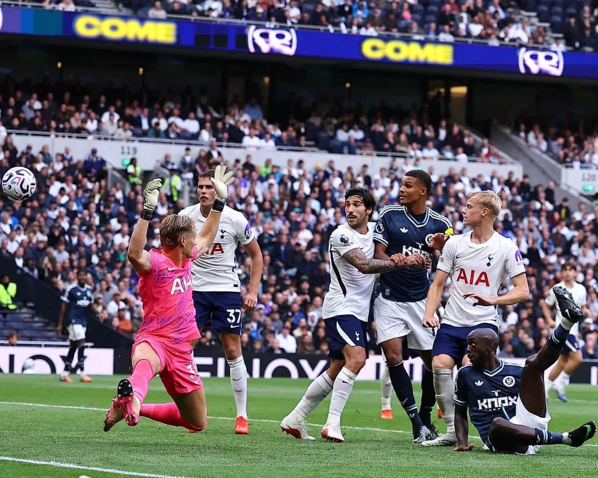Jugadores de Tottenham y Newcastle en acción