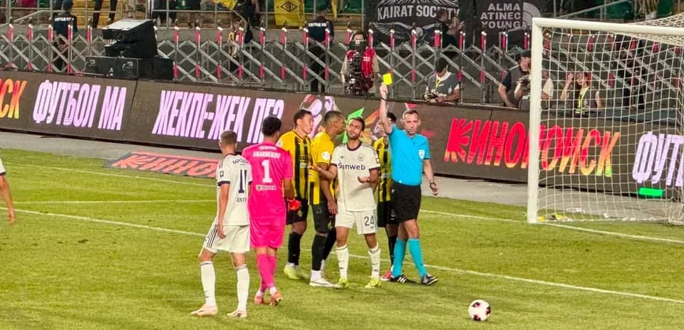 Jugadores de Kairat Almaty y Anderlecht en partido