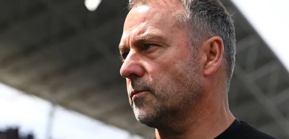 Entrenador en el banquillo durante el partido
