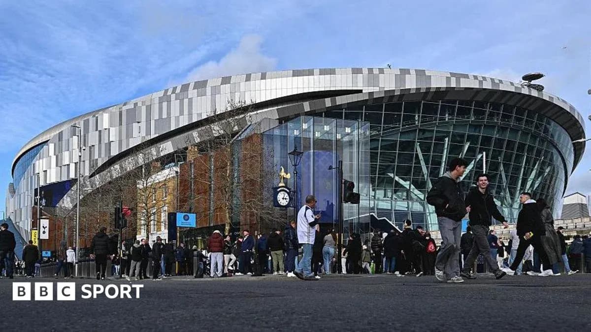 Aficionados llegando al estadio Tottenham Hotspur