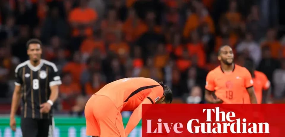 Jugador de la selección holandesa agachado en el campo