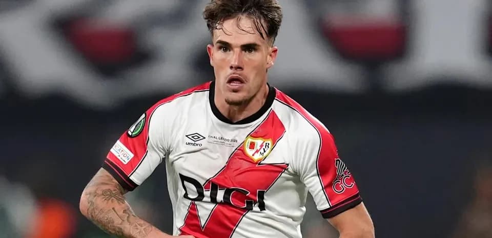 Jugador de Rayo Vallecano corriendo en el campo