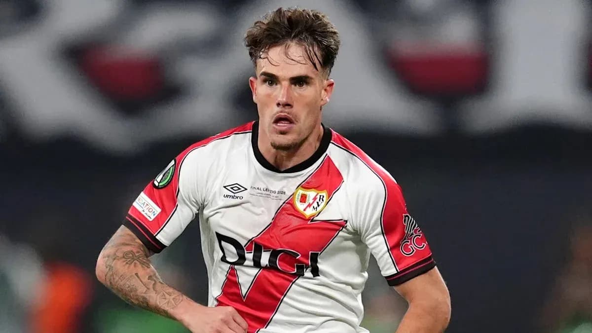Jugador de Rayo Vallecano corriendo en el campo
