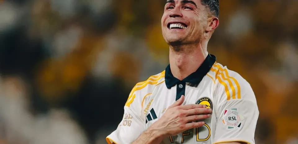 Jugador de fútbol sonriendo en el campo