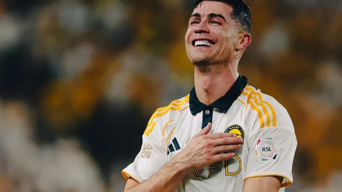 Jugador de fútbol sonriendo en el campo