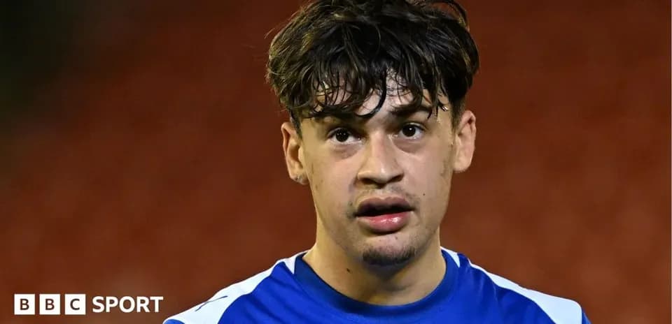 Jugador en uniforme azul durante un partido